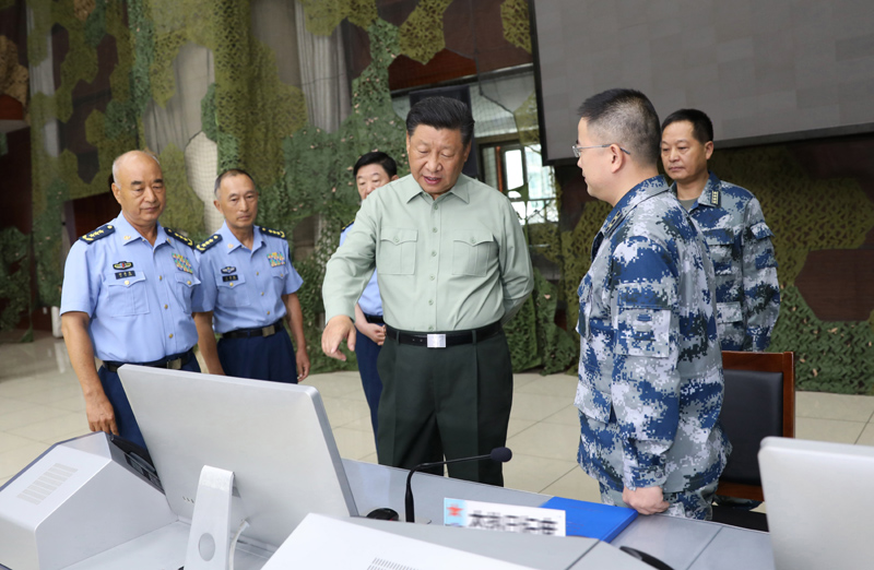 8月22日,中共中央總書記、國家主席、中央軍委主席習近平到空軍某基地視察。這是習近平察看基地作戰指揮中心,了解戰備值班和訓練情況。