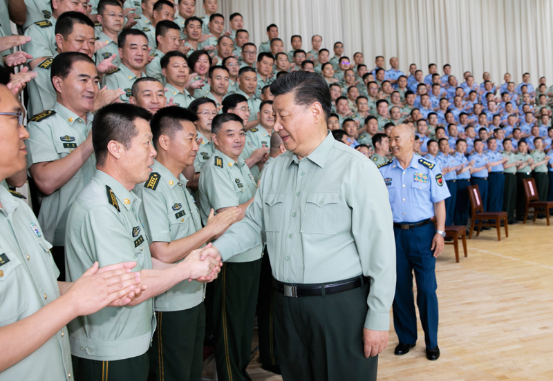 8月22日,中共中央總書記、國家主席、中央軍委主席習近平到空軍某基地視察。這是習近平親切接見駐甘肅部隊副師職以上領導干部和團級單位主官。